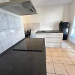 Altbauapartment In Wassernaehe Und Magenta Tv アパート