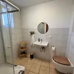 Altbauapartment In Wassernaehe Und Magenta Tv アパート *