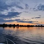 Altbauapartment In Wassernaehe Und Magenta Tv アパート
