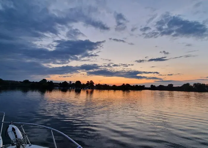 Altbauapartment In Wassernaehe Und Magenta Tv Apartamento